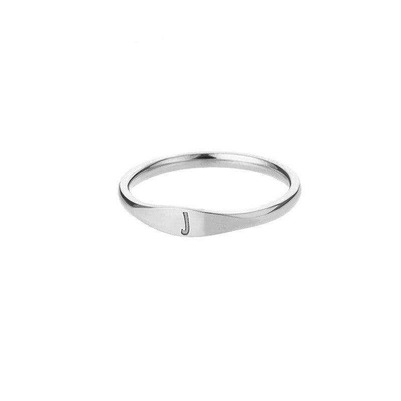 bague fine intiale j