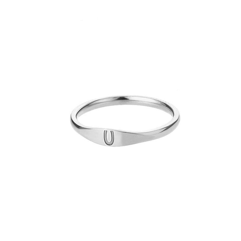 bague fine intiale u