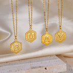collier médaille lettre
