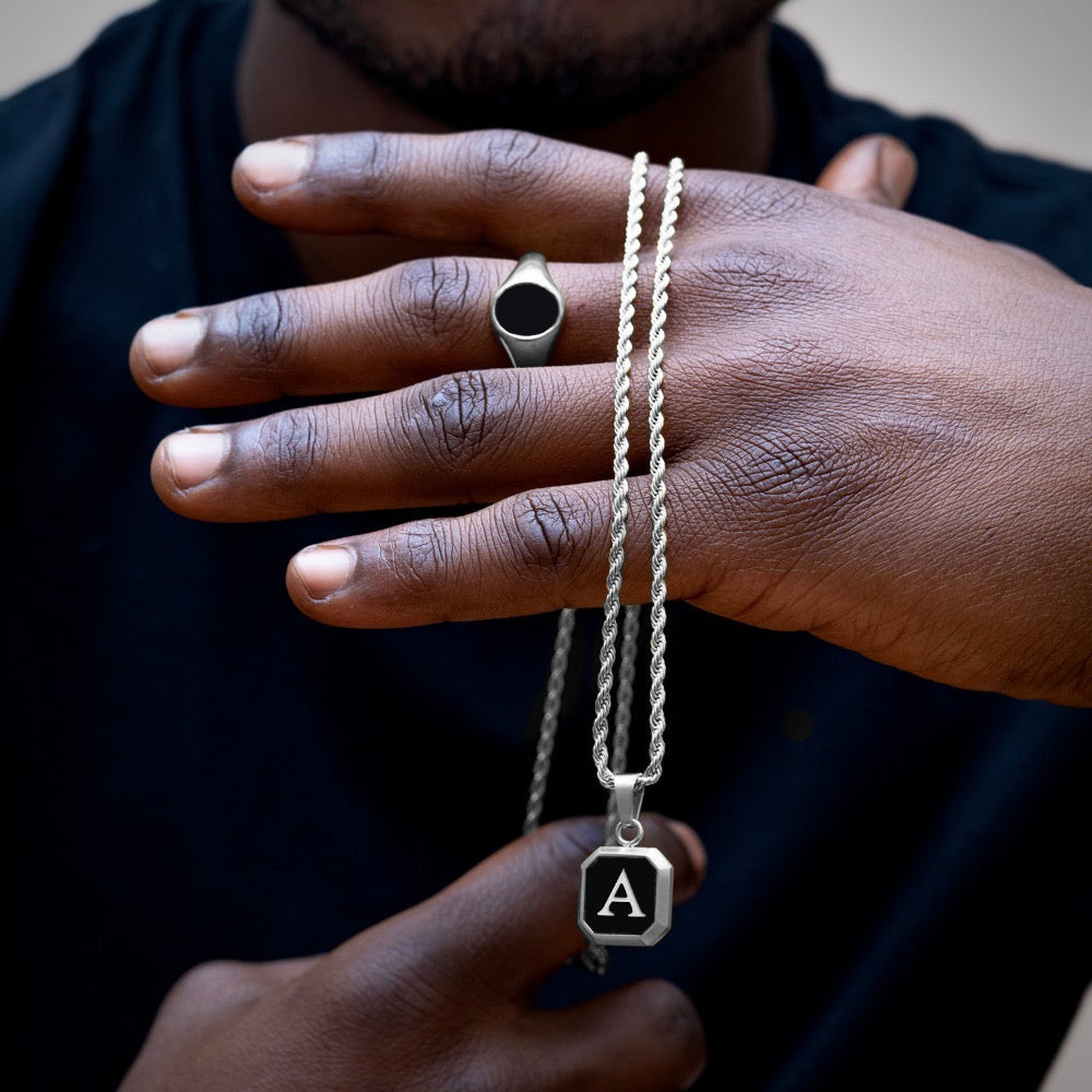 collier lettre homme