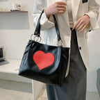 Sac noir avec coeur rouge