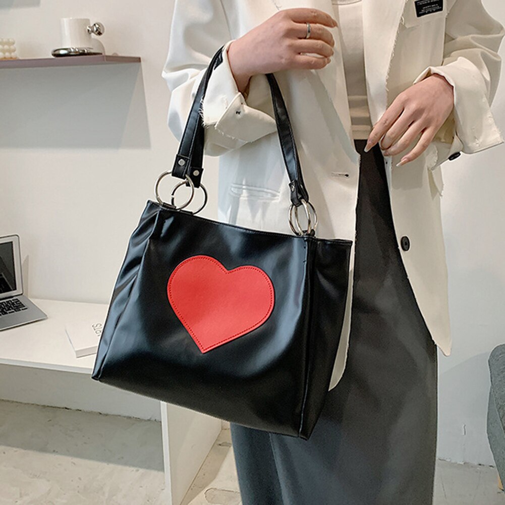 Sac noir avec coeur rouge